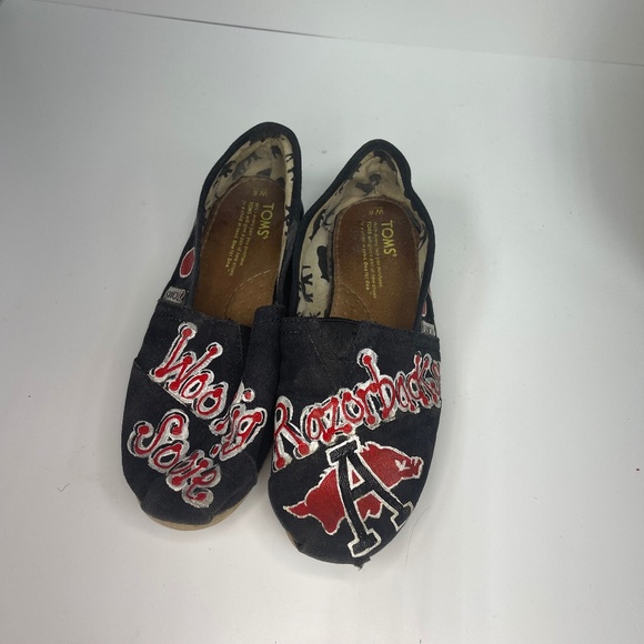 Custom Razorback TOMS | Hand-Painted Black Canvas | Women’s 8 - Picture 1 of 7